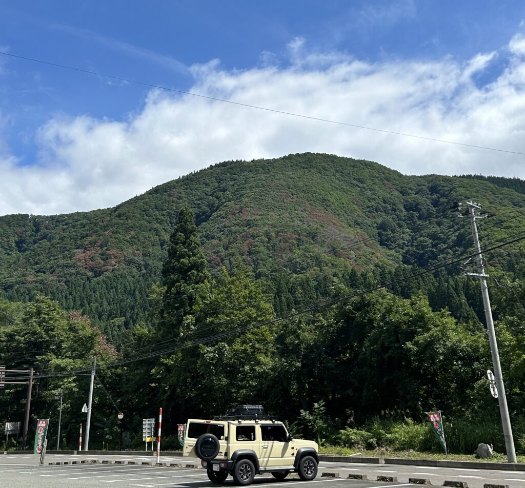 山の中に停めたジムニーシエラ