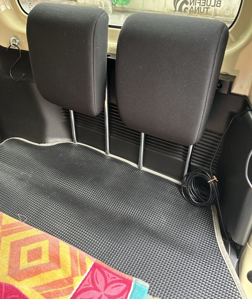 【ジムニー】ヘッドレストホルダーレビュー|車中泊の荷室収納がスッキリ解決!