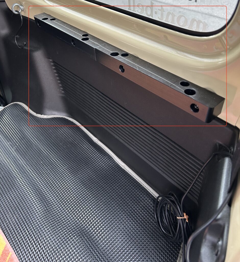 【ジムニー】ヘッドレストホルダーレビュー|車中泊の荷室収納がスッキリ解決!