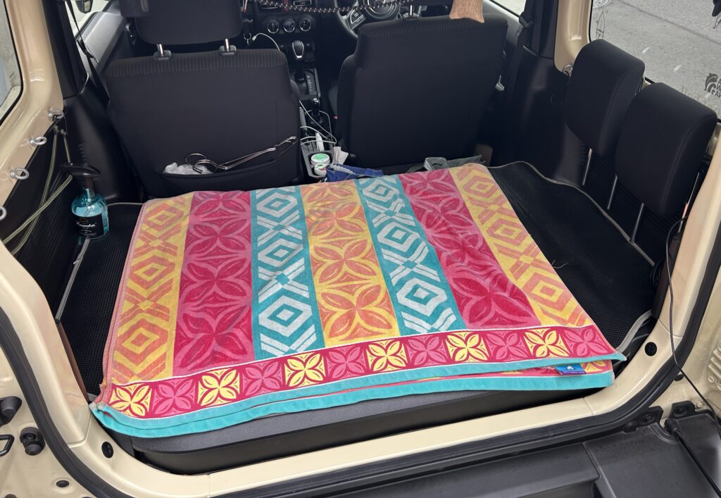 【ジムニー】ヘッドレストホルダーレビュー|車中泊の荷室収納がスッキリ解決!