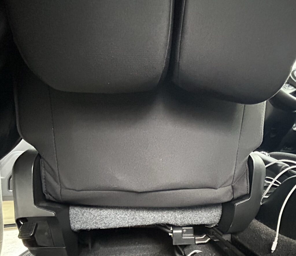 【ジムニー】ヘッドレストホルダーレビュー|車中泊の荷室収納がスッキリ解決!