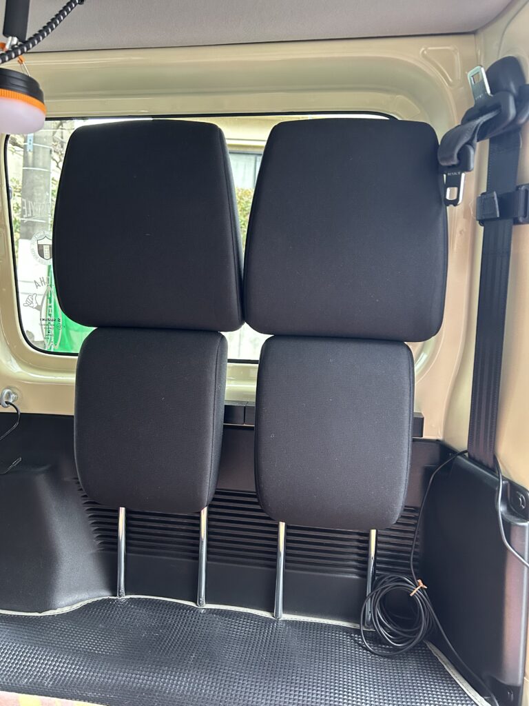 【ジムニー】ヘッドレストホルダーレビュー|車中泊の荷室収納がスッキリ解決!