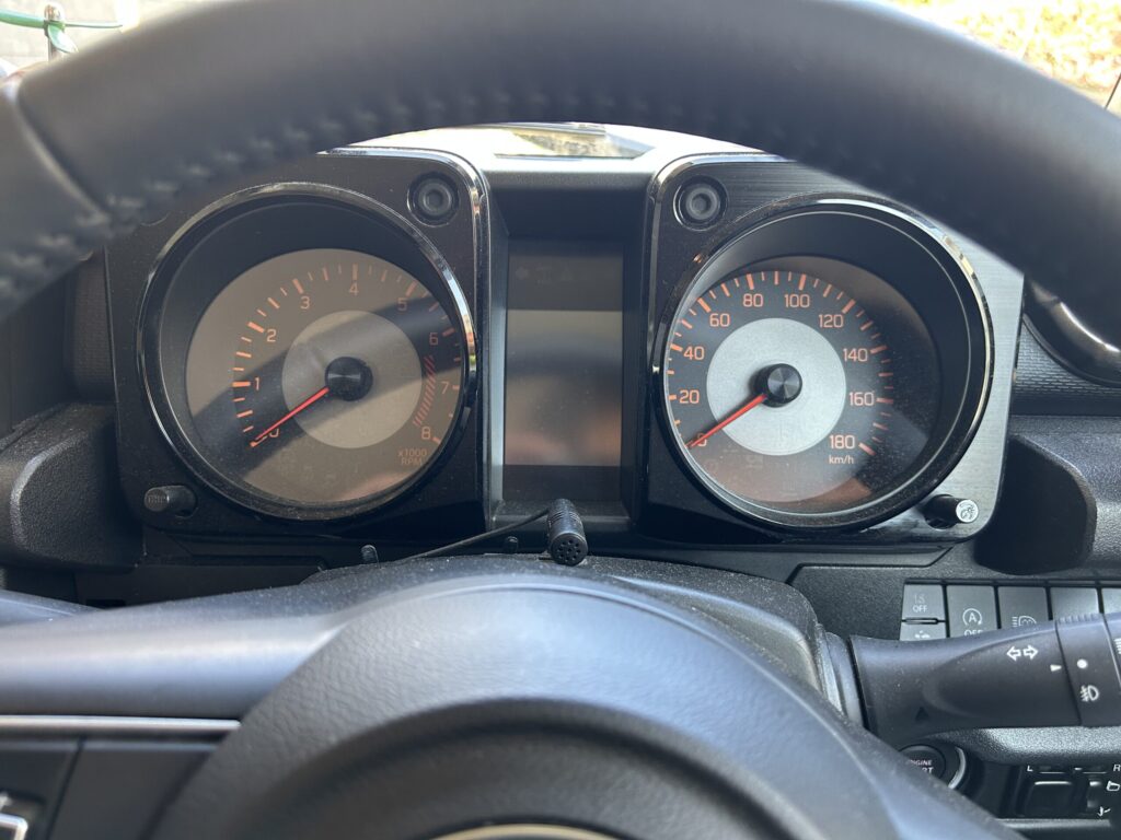 ジムニーシエラの運転席メーター