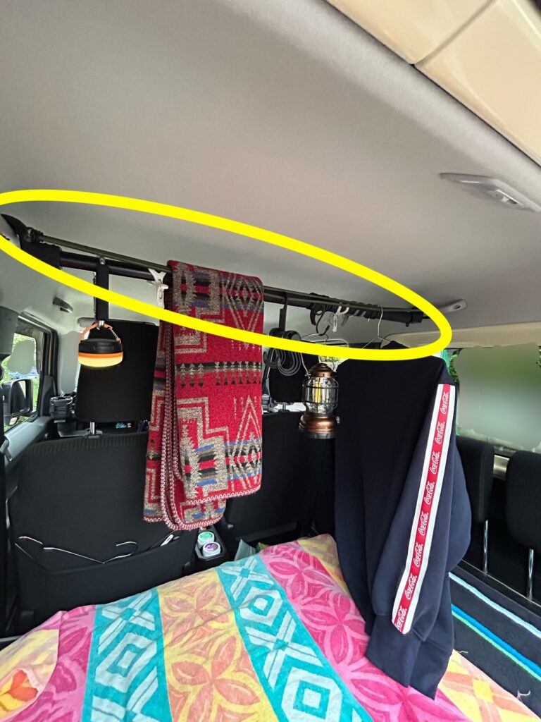 【車中泊が快適に】ジムニーの車内に吊り下げバーつけてみたら超便利だった