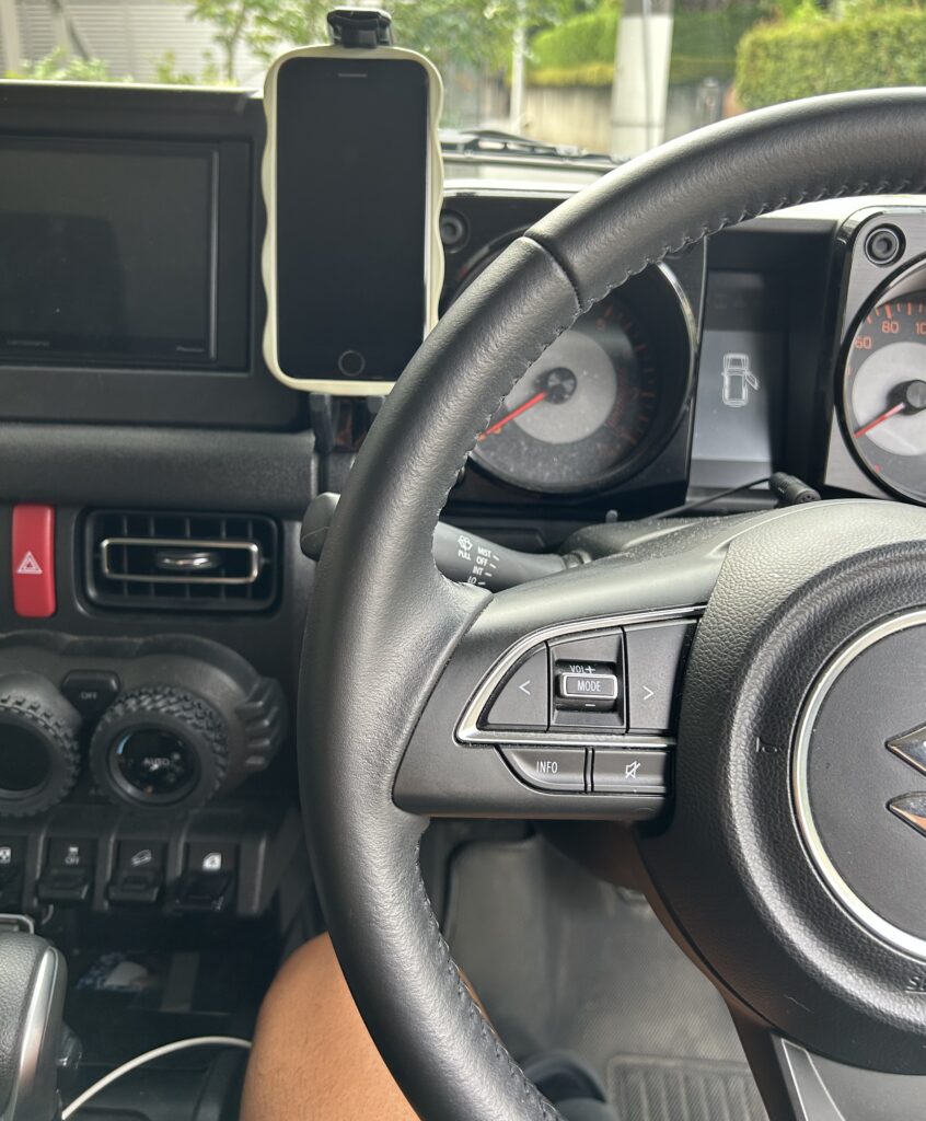 【ジムニー】スマホホルダー 槌屋ヤックSY-SZ6レビュー|ハンドル横取付で視認性抜群