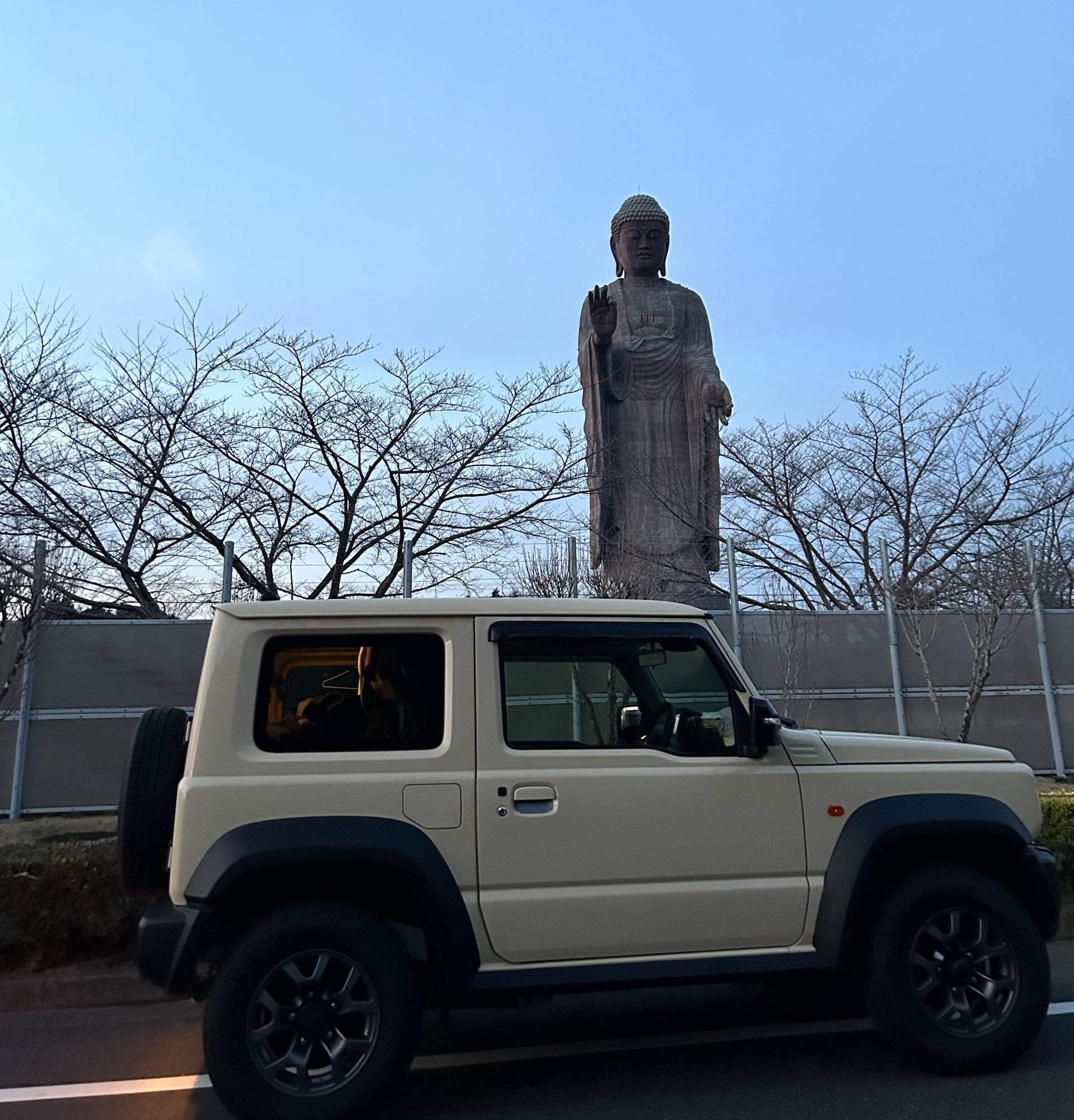 サスケのジムニー(JB64)と大仏の前での一枚