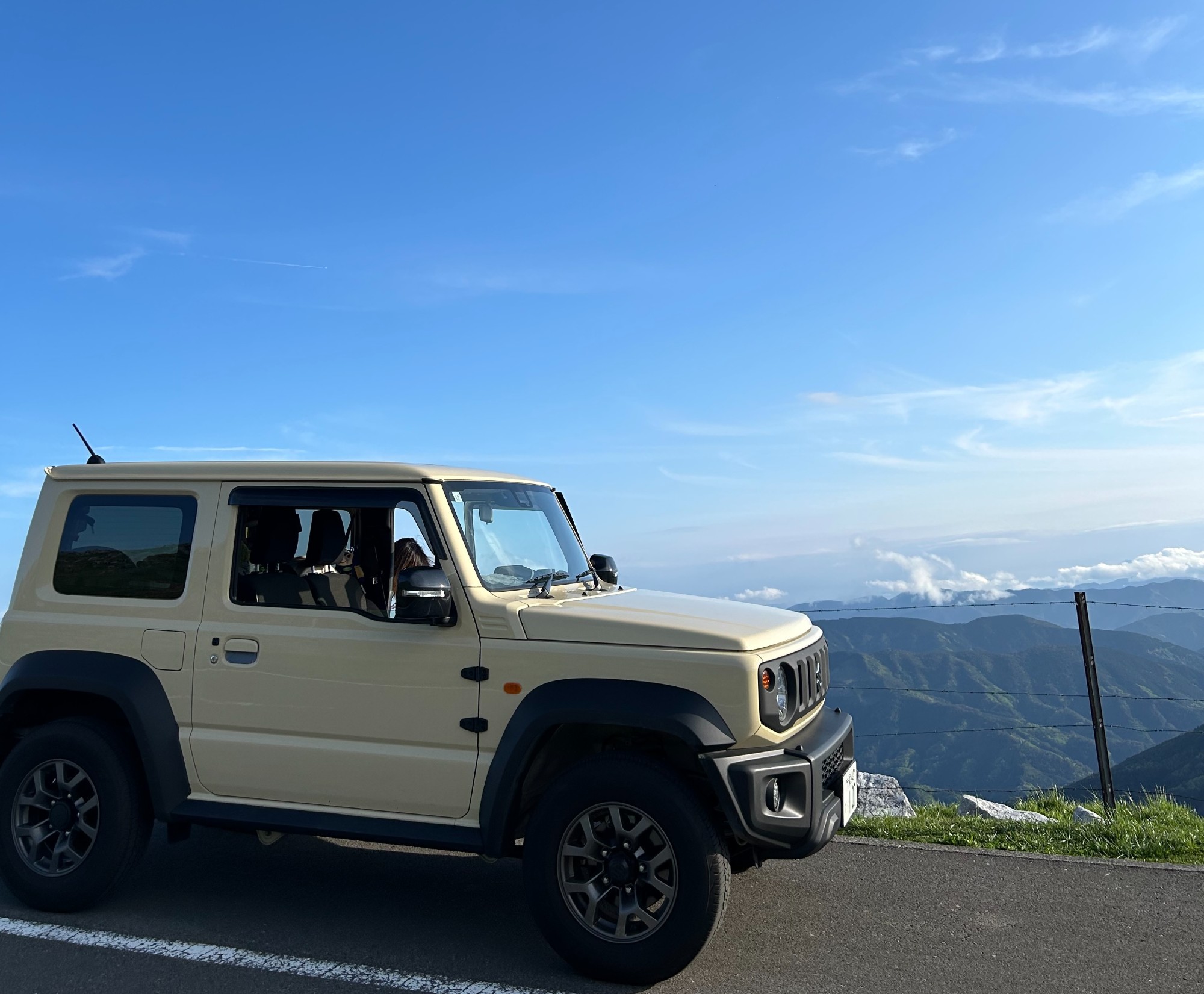 サスケのジムニー(JB64)で山の景色を楽しむ様子