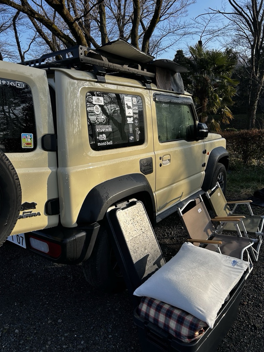 ジムニーシエラで車中泊の準備をしている様子。チェアや寝具を展開している