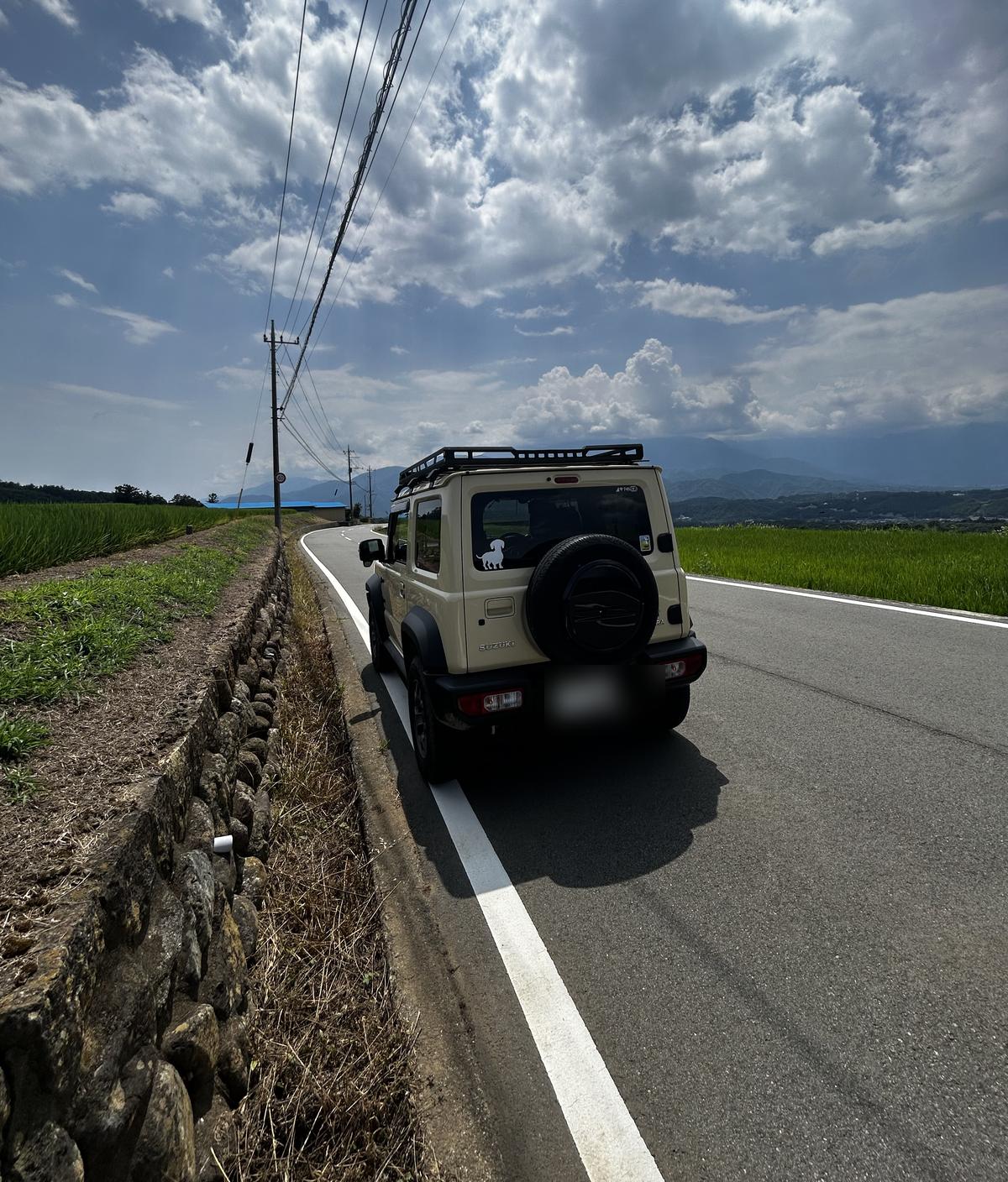 田んぼ沿いの道に停まるジムニーシエラ（JB74）