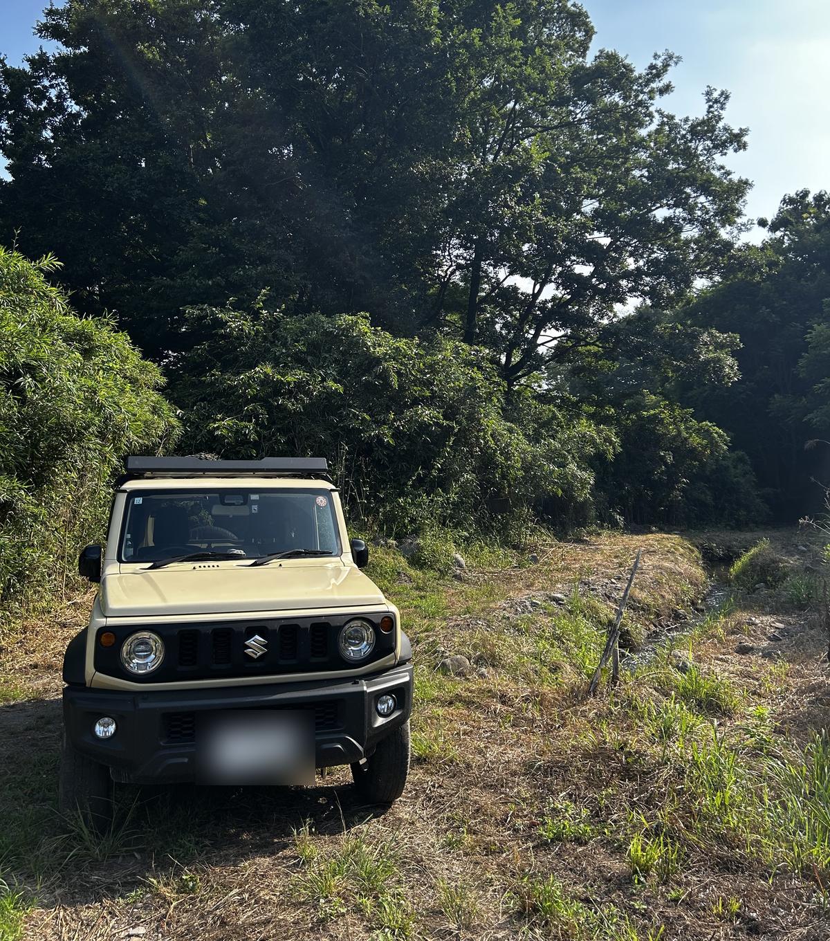 草地に停まるジムニーシエラ（JB74）のサイドビュー