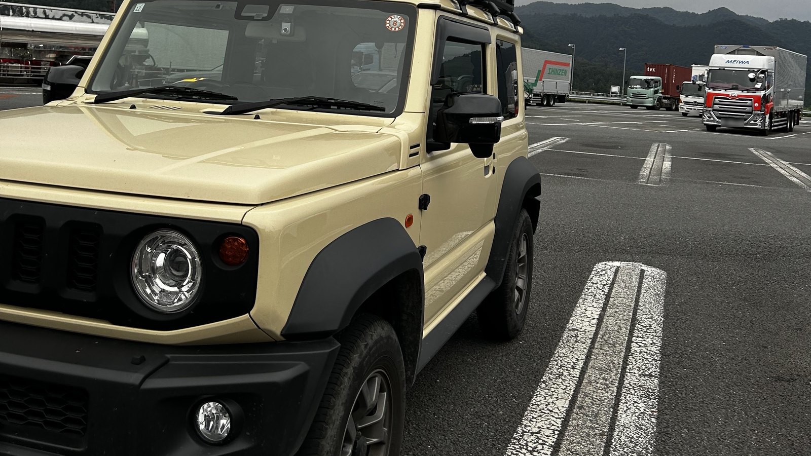 高速道路のパーキングエリアに停まるジムニーシエラ（JB74）。純正タイヤのまま2年4万km走行